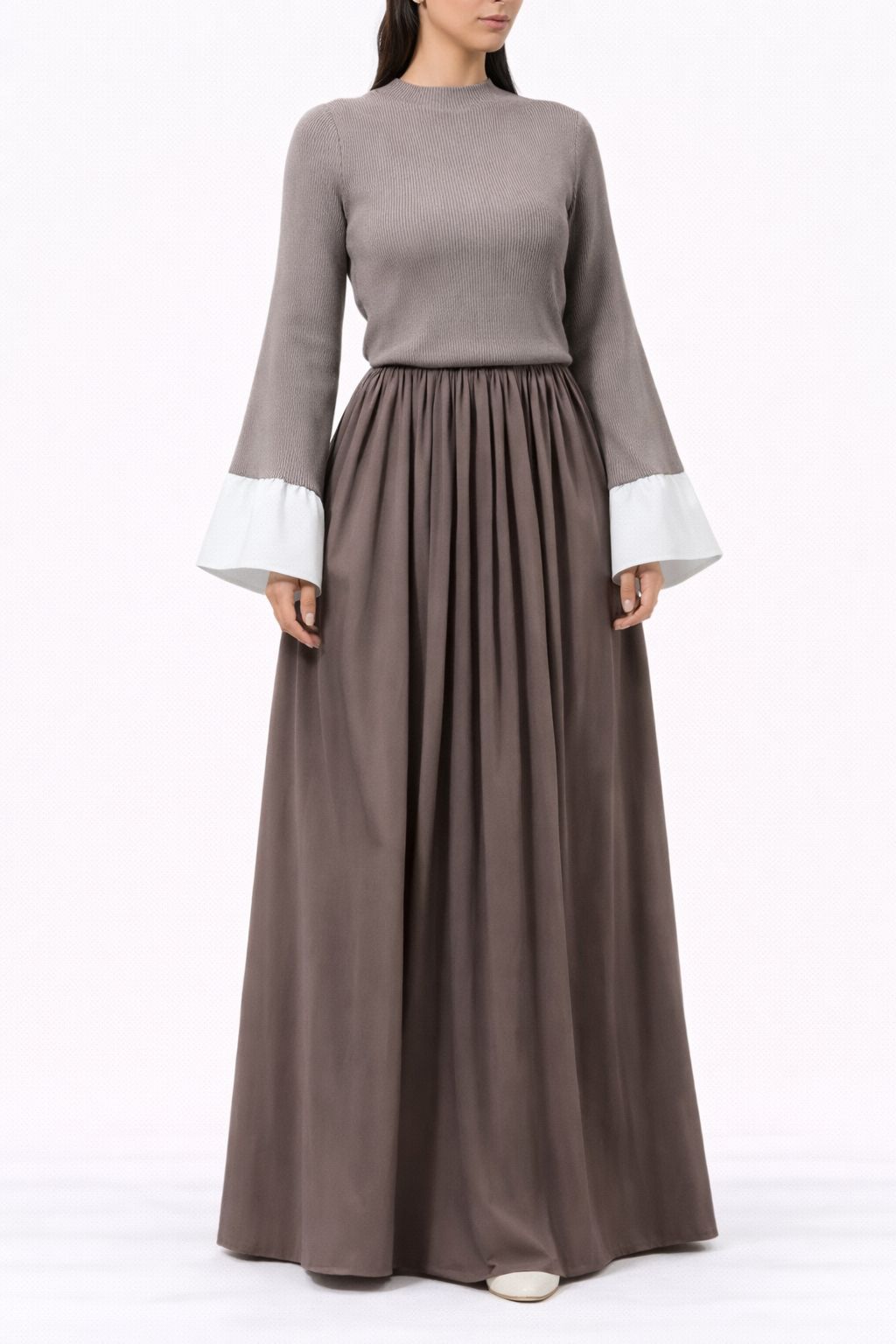 Ensemble jupe longue satinée & haut manches évasées – Taupe élégant